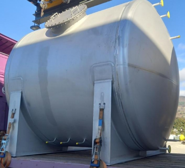 Cuve pour stockage d'acide nitrique et d'acide chlorhydrique